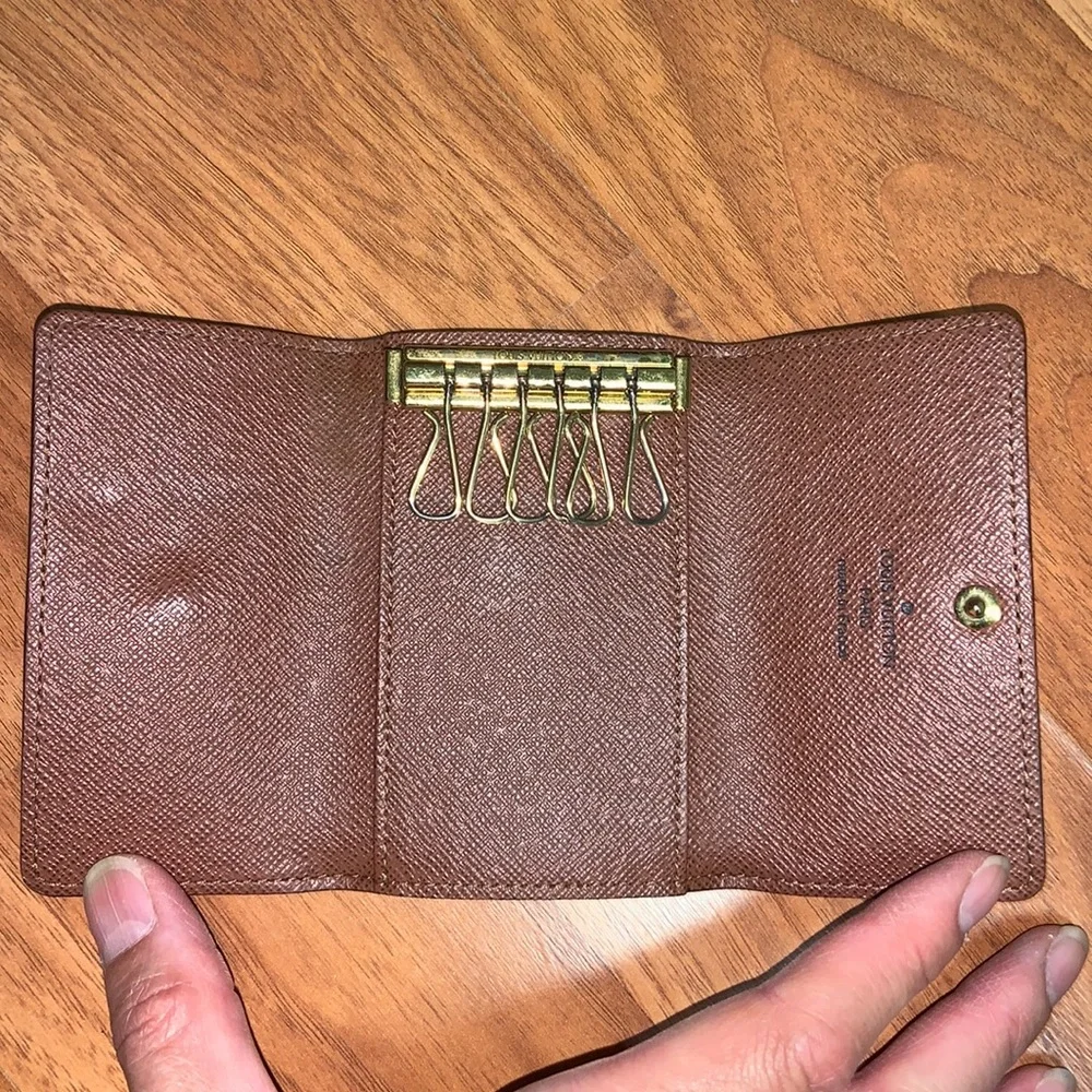Authentic Louis Vuitton Monogram 6 Key Holder